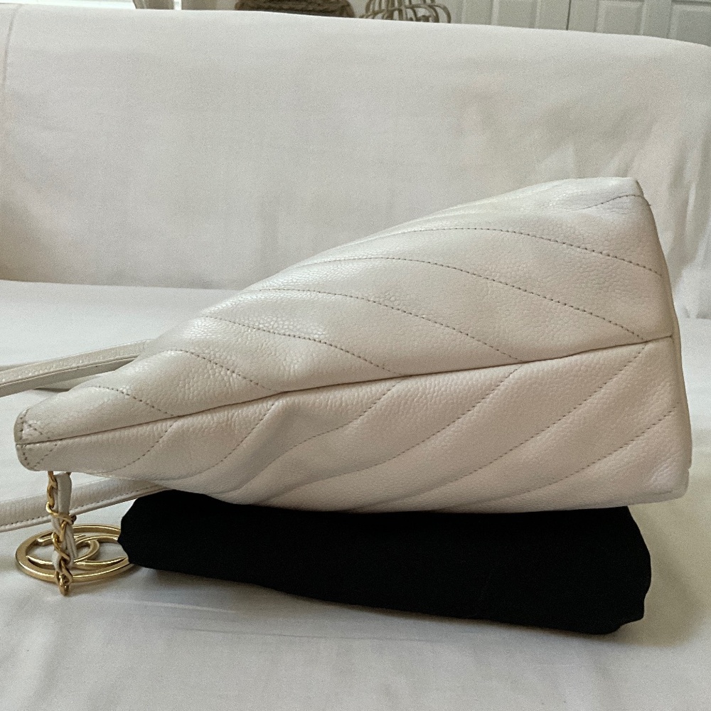 CHANEL Vintage Caviar Chevron V Stitch Shoulder Bag Tote White - Picture 4 of 16